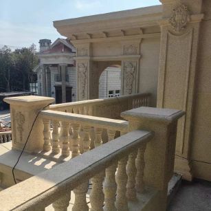 东莞 黄金麻别墅外墙干挂雕花配合阳台栏杆花瓶柱