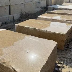 东莞 黄金麻方料堆场洗料分选中，原材料充足