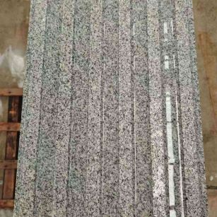 东莞 芝麻白花岗岩荔枝面雕刻盲道，盲条