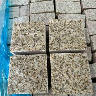 东莞 黄金麻花岗岩自然面小方块，弹石，马蹄石等