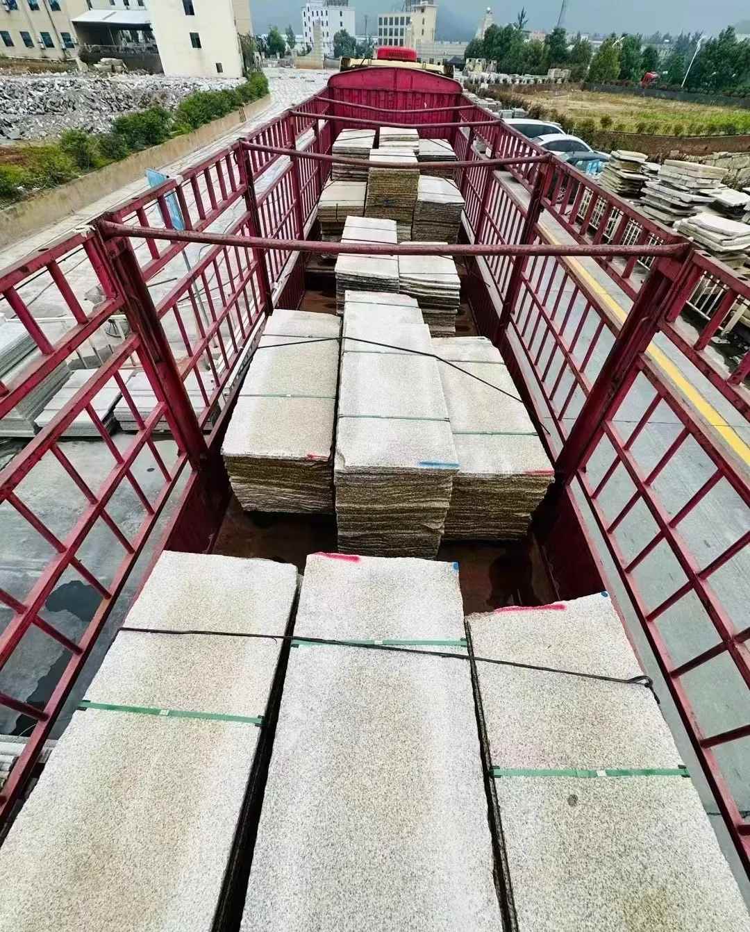 东莞 黄金麻花岗岩荔枝面，光面毛板装车完成