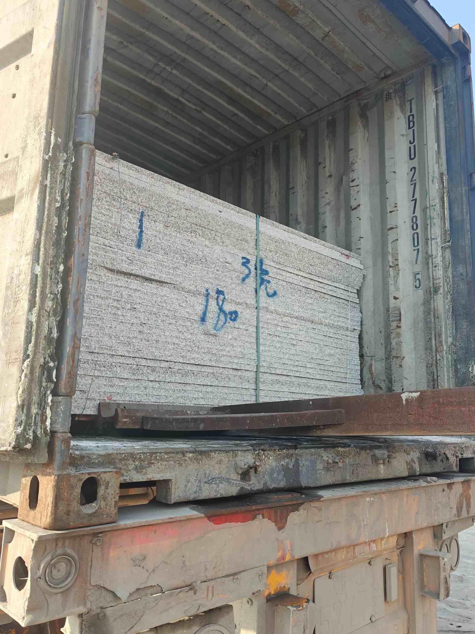 东莞 芝麻白花岗岩石材3.0公分光面毛板装柜出货