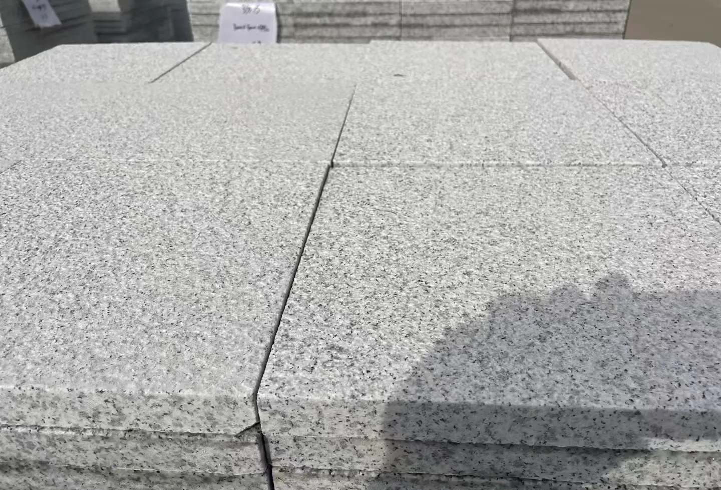 东莞 白麻花岗岩石材推荐 荔枝面地铺石