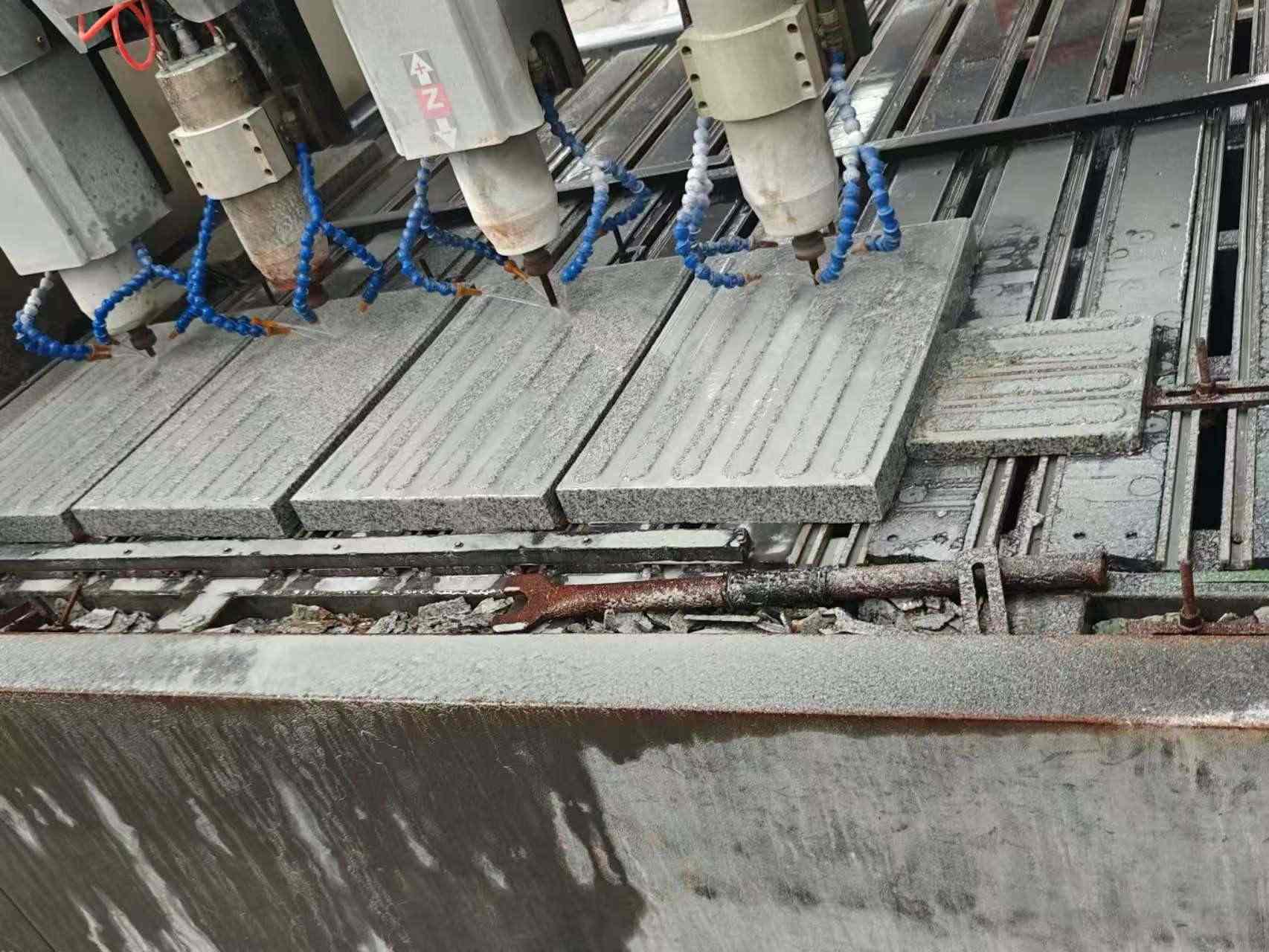 东莞 芝麻白花岗岩荔枝面盲道雕刻