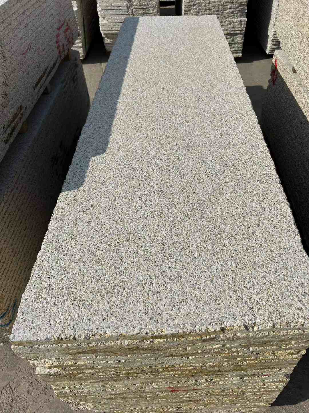 东莞 黄金麻花岗岩荔枝面毛板，半成品