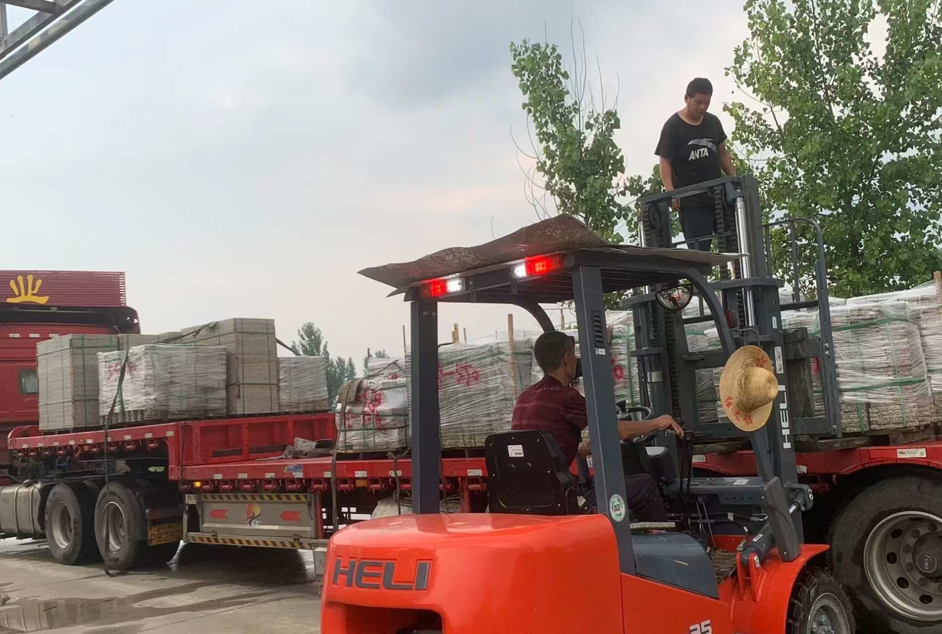 东莞 黄金麻冰裂纹，地铺石装车