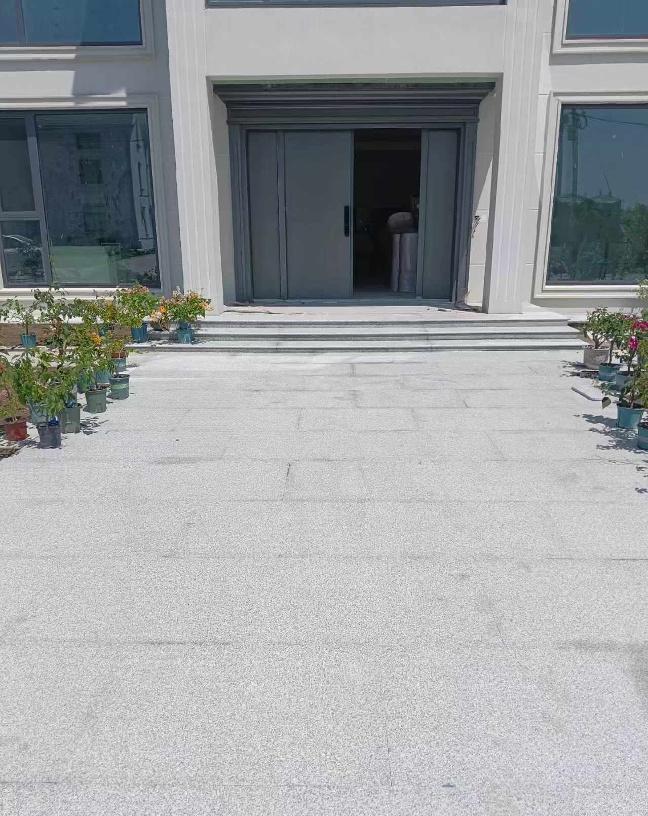 东莞 芝麻白花岗岩地铺石地面铺装