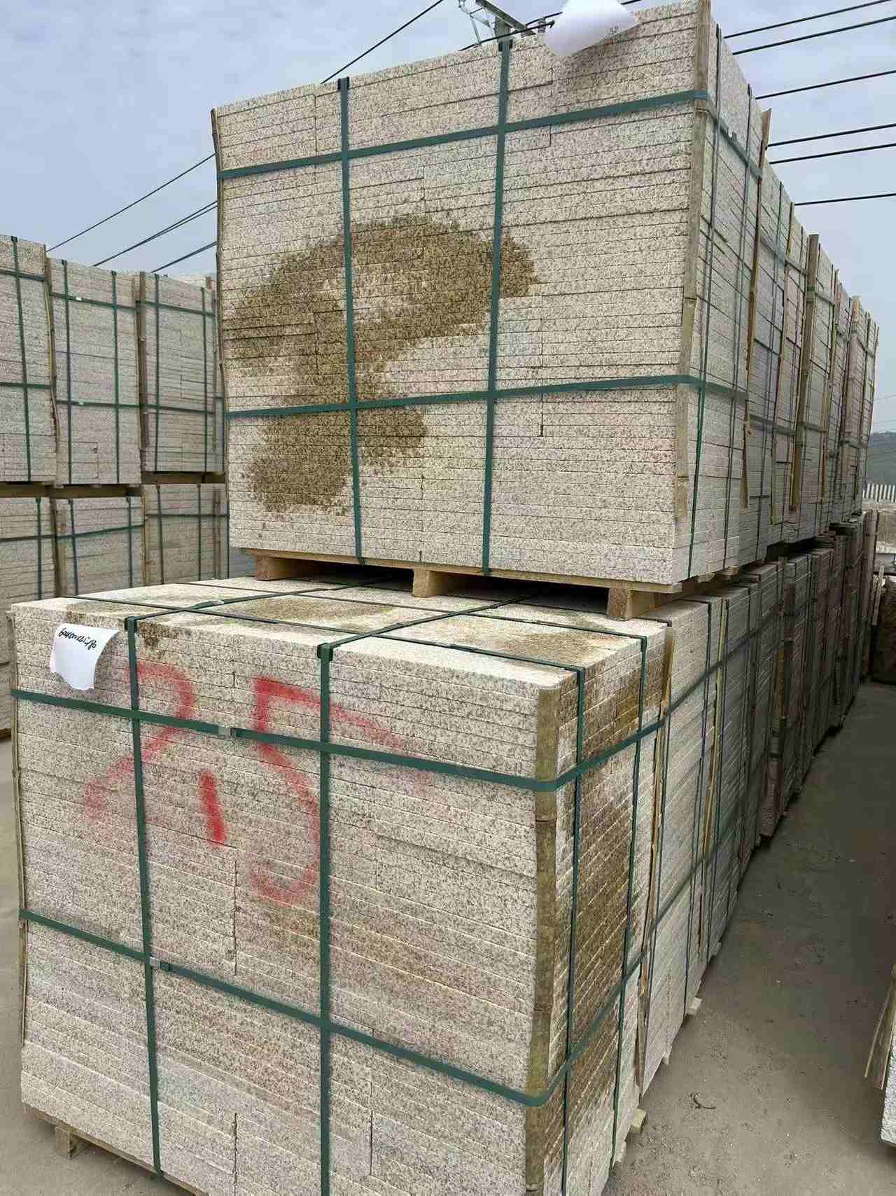 东莞 黄金麻花岗岩石材荔枝面地铺石2.5*300*600