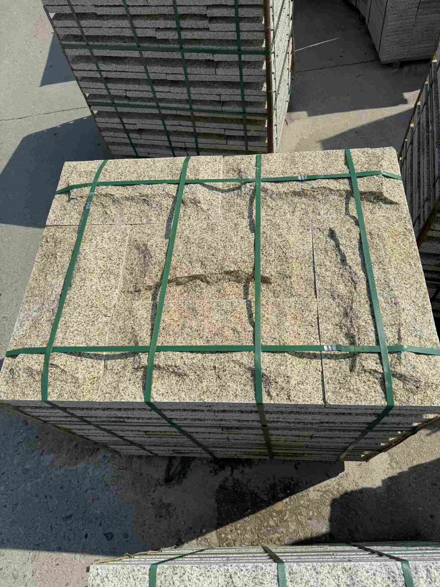 东莞 黄金麻花岗岩石材自然面蘑菇石成品