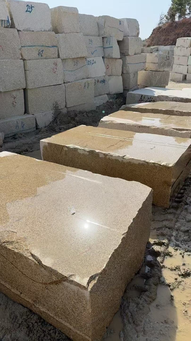 东莞 黄金麻方料堆场洗料分选中，原材料充足