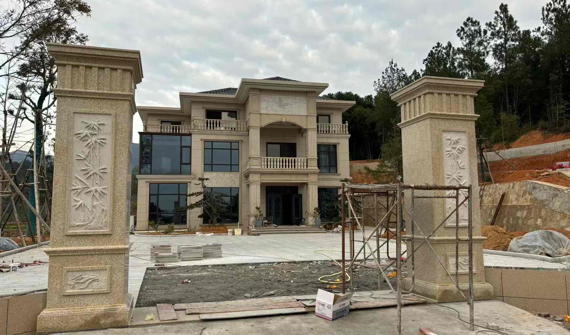 东莞 黄金麻花岗岩别墅雕花外墙干挂配上门口雕花罗马柱