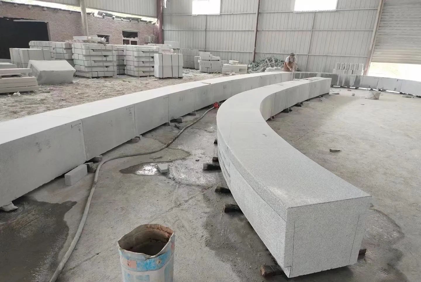 东莞芝麻白花岗岩石板材 园林光面弧形坐凳