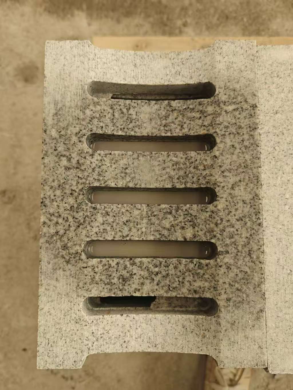 东莞 芝麻白拉丝面花岗岩U型开槽排水槽