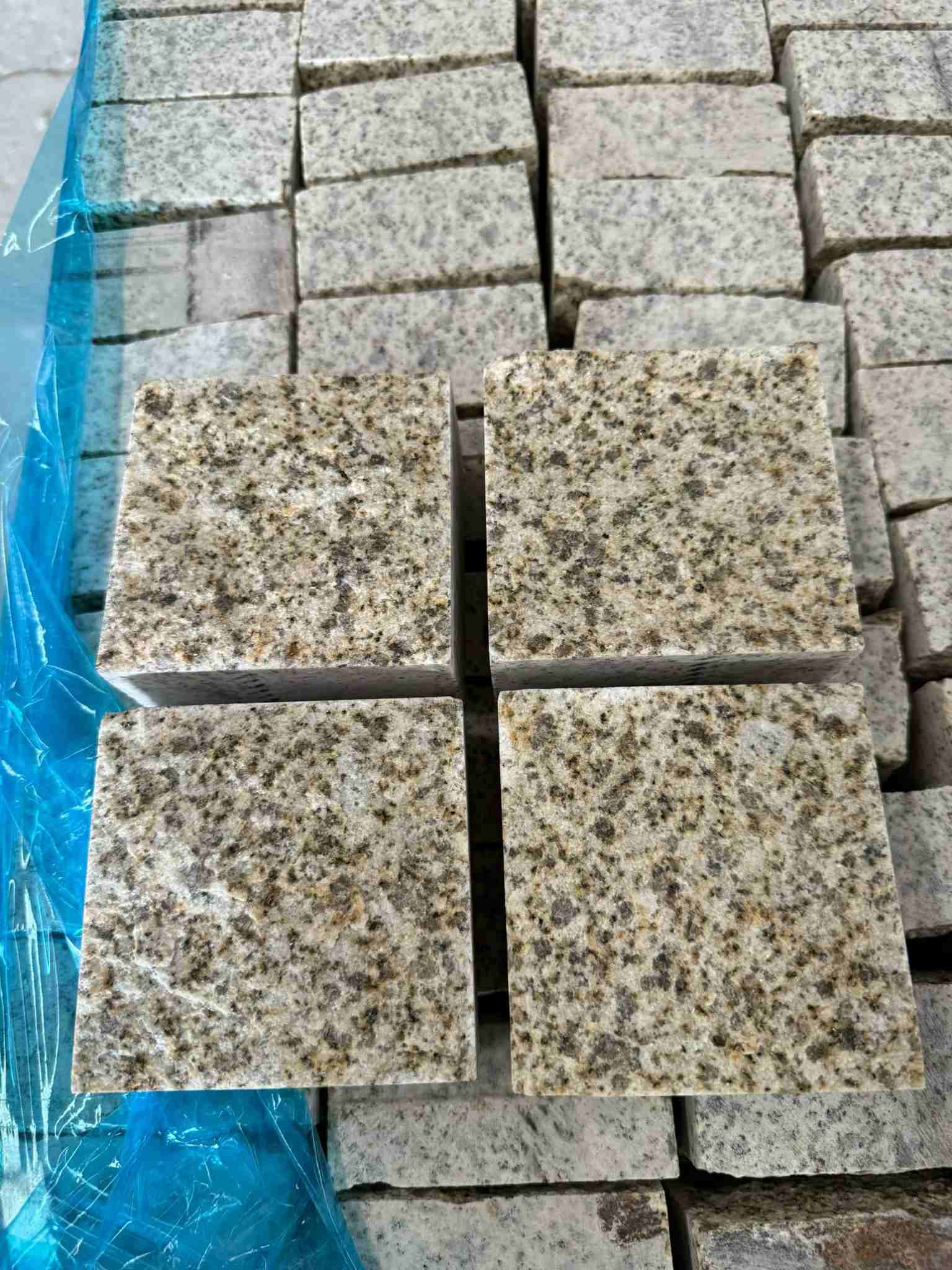 东莞 黄金麻花岗岩自然面小方块，弹石，马蹄石等