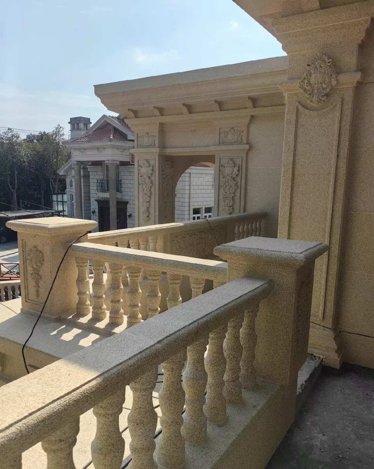 东莞 黄金麻别墅外墙干挂雕花配合阳台栏杆花瓶柱