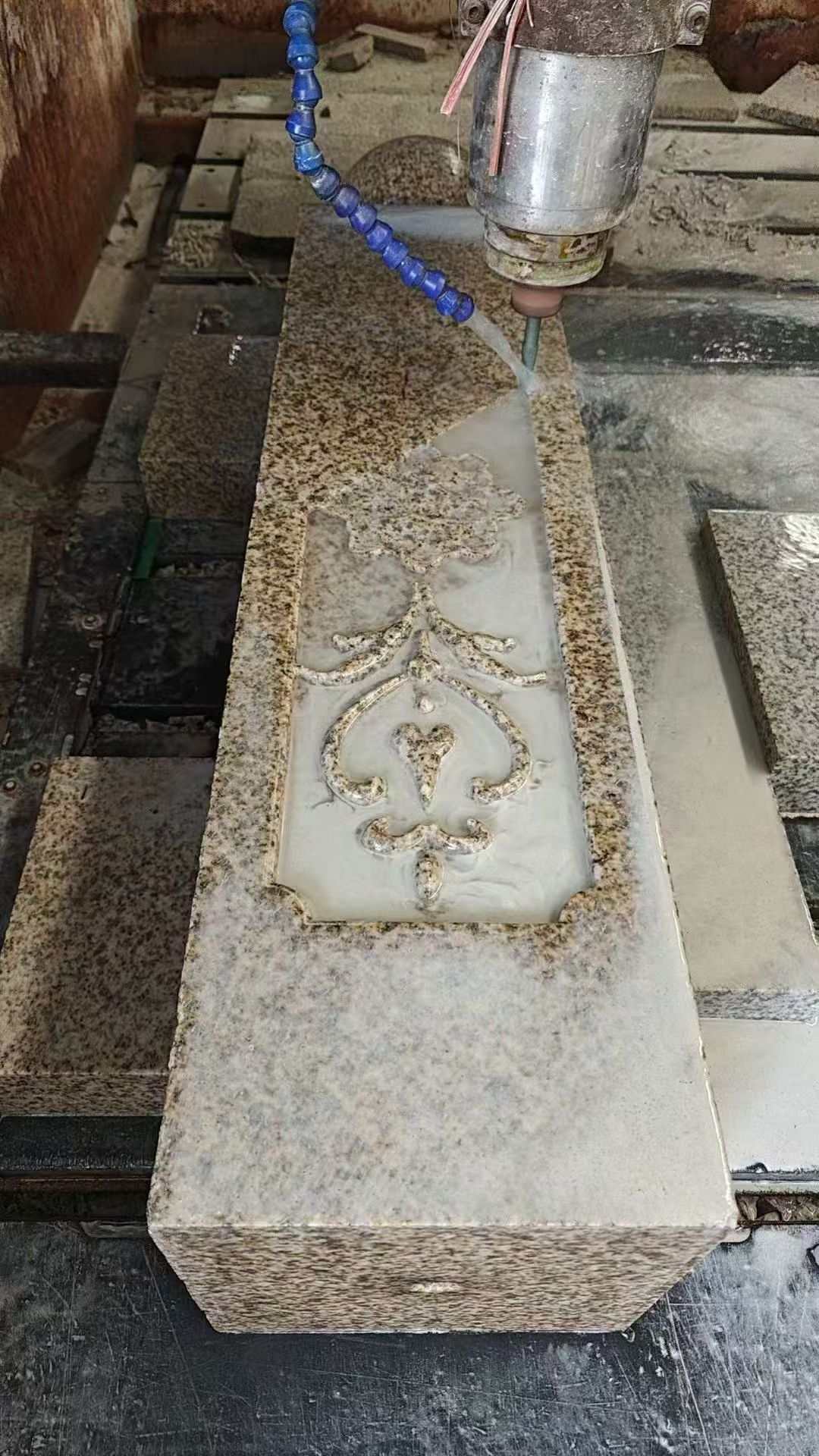 东莞 黄金麻花岗岩异形加工雕刻栏杆大柱