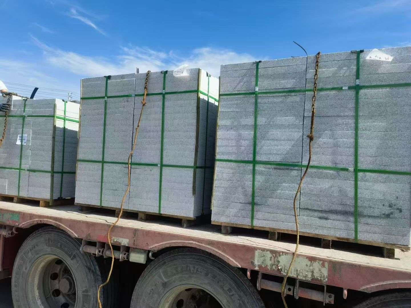 东莞 芝麻白花岗岩地铺石装车日常