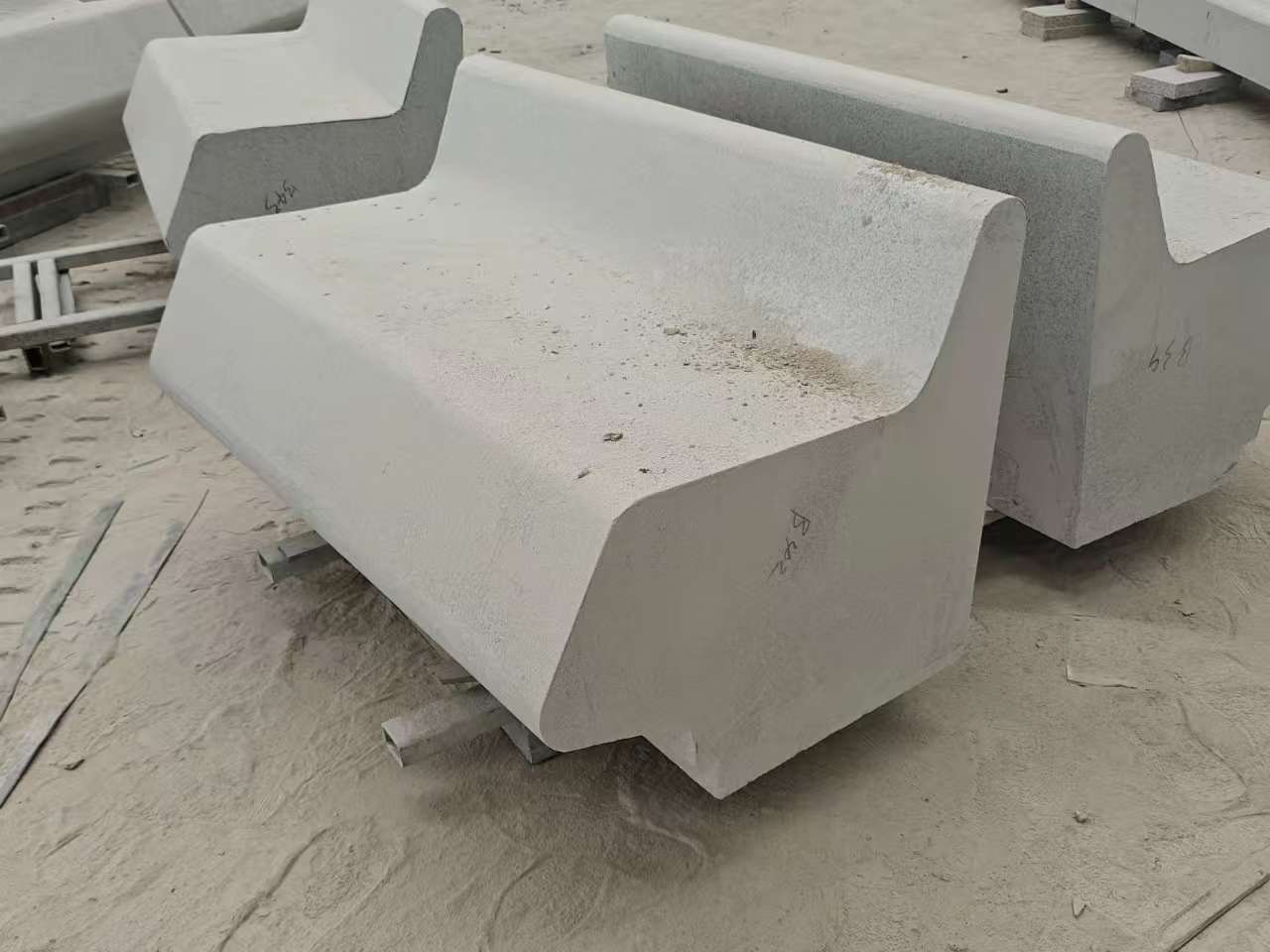 东莞 芝麻白花岗岩异形坐凳，石凳