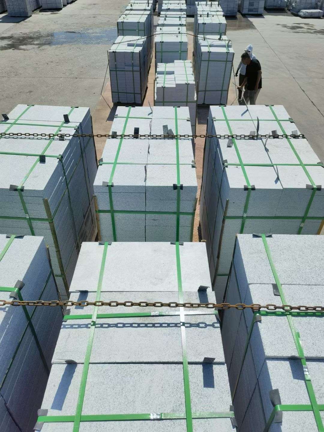 东莞 芝麻白花岗岩5公分地铺石 花岗岩厂家工厂装车日常